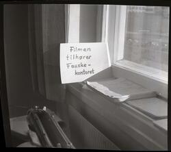 Fotografi av en lapp som det står filmen tilhører Fauske kon