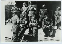 Fotgrafi av mange soldater og en sykesøster og en kvinne kle