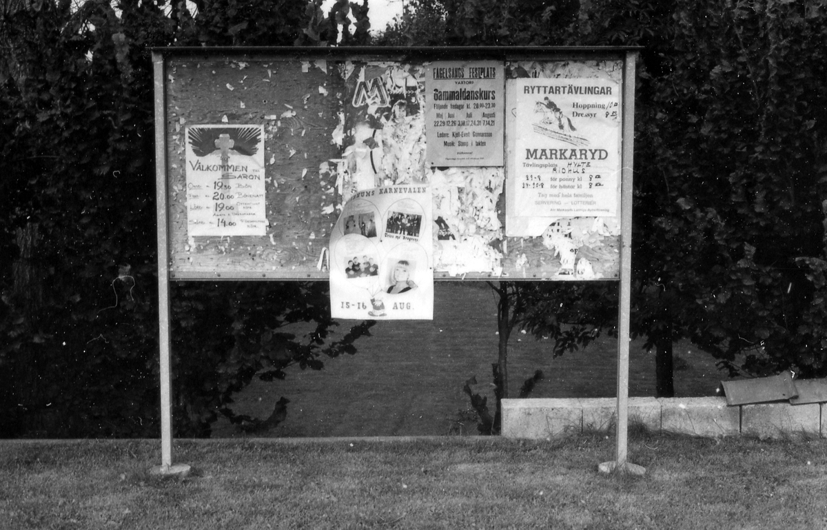 Laholm. Hishults sn. Hishult. 
Foto 1-2 Anslagstavlan vid torget i Hishult den 27.8.1981.
Foto 3 Busshållplatsen och anslagstavlan vid torget i Hishult.