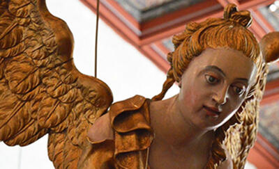 Kirkekunst - engel - treskulptur. Foto/Photo