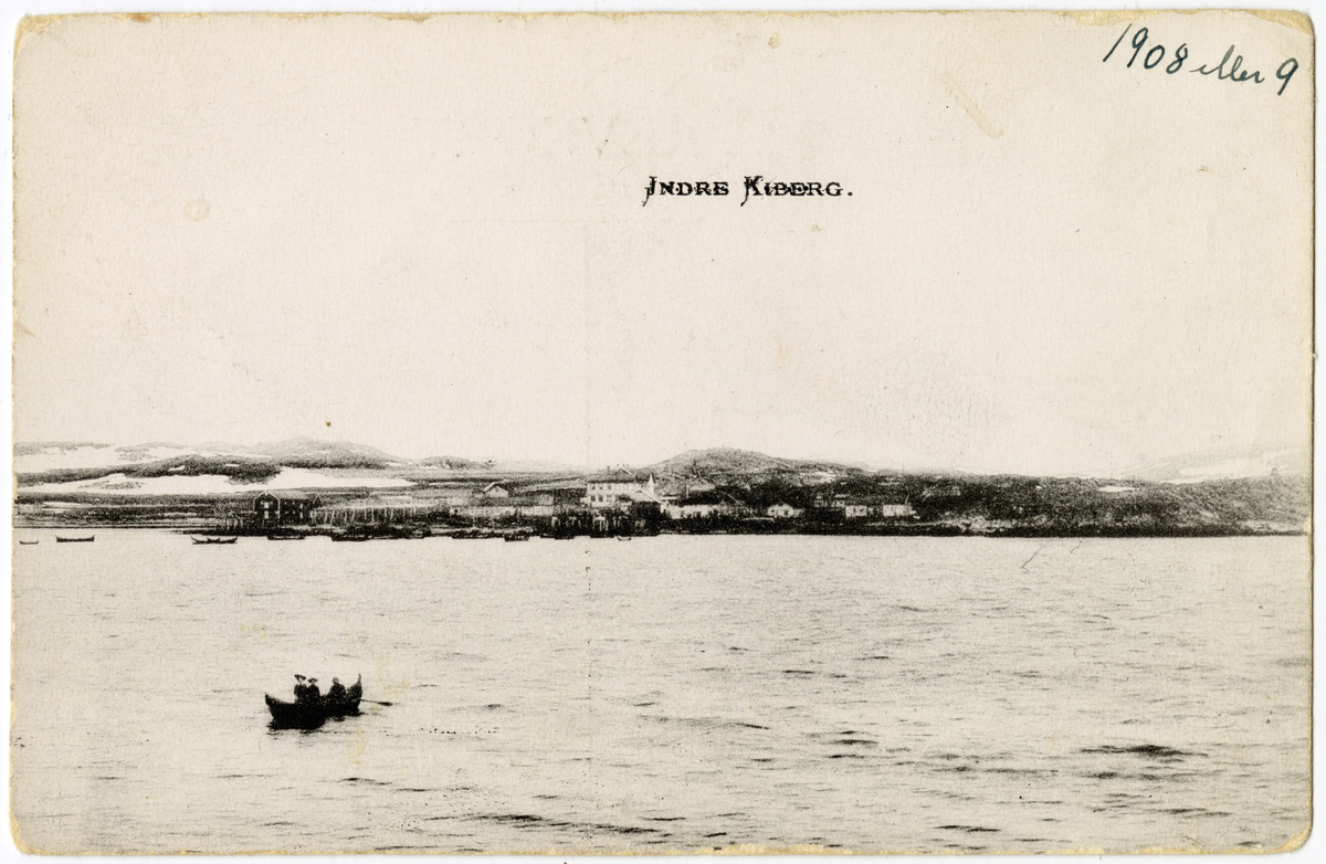 Postkort fra ca. 1908-1909. Indre Kiberg. Tekst bak på kortet: "Gunvor og Aud Moe i ekspedisjonsbåten".