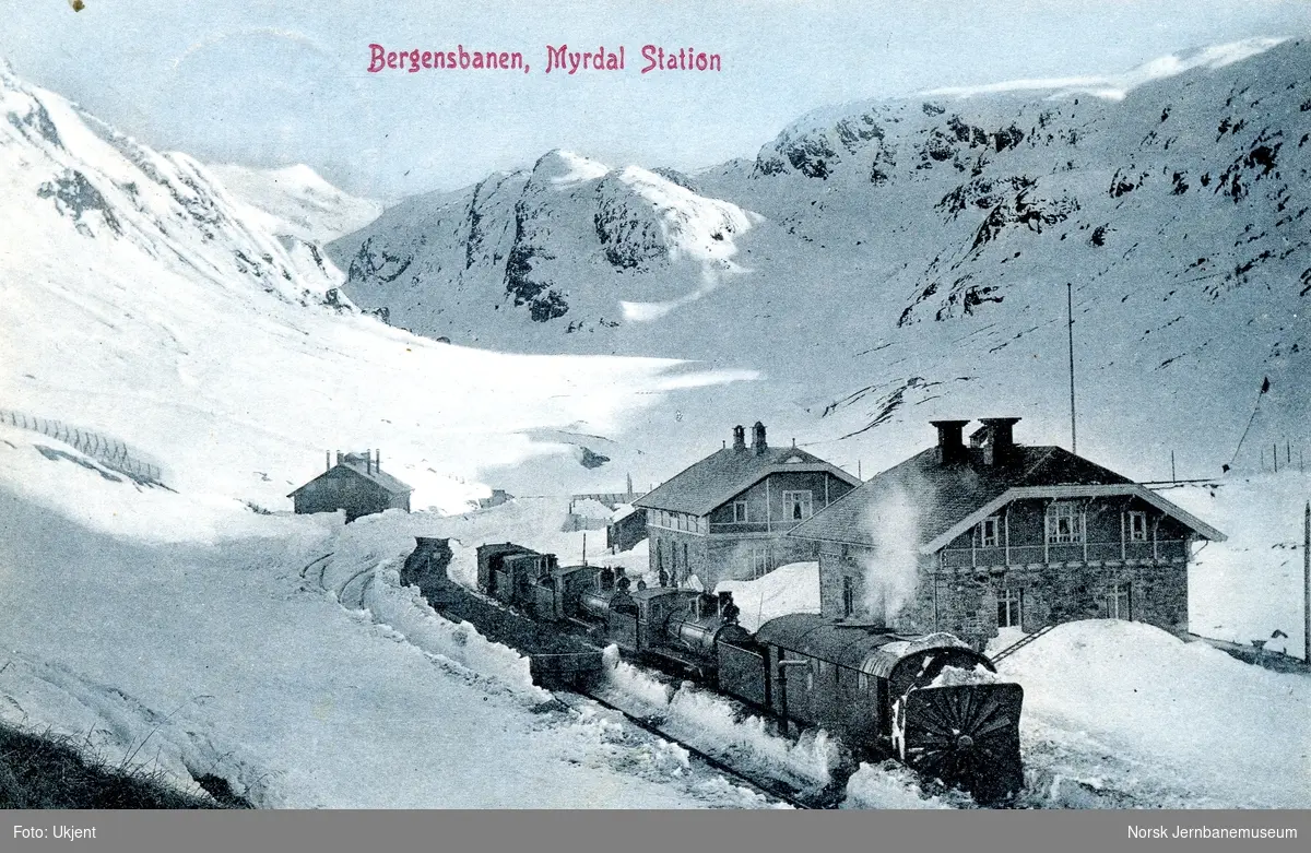 Roterende snøplog på Myrdal stasjon, skjøvet av tre damplokomotiver av type 21a