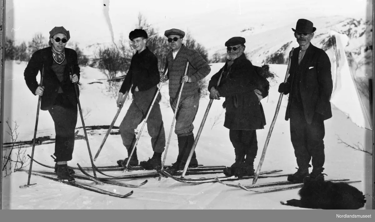 Skiløpere 1932. Fra venstre; Frøysa, Hildor Sørensen, Lyder Kvantoland, Petter Nilso og Leonard Iversen.