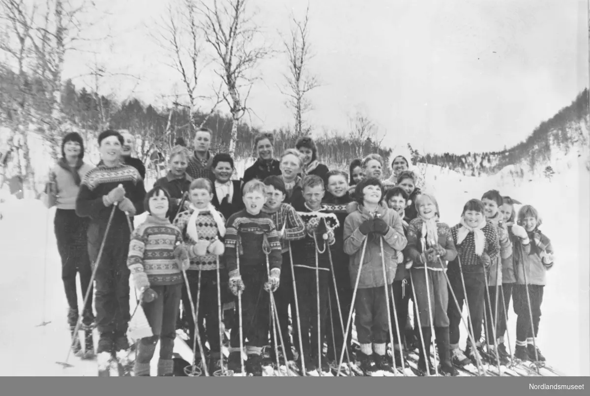 På skoletur til Litlevatnet, 1961. Mest sannsynlig skolebarn fra Kvarv.