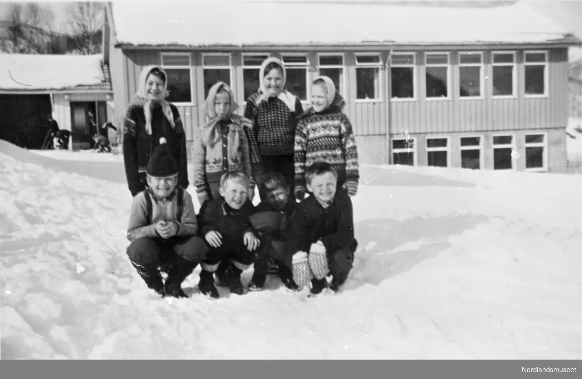 Skolebilde 1963 Ada Helland. Foran fra venstre: Bernt Kr. Normann, Per Jon Pettersen, Jan Ove Kristiansen og Harry Furnes. Bak fra venstre: Ruth Henriksen, ukjent, Arna Bekken og Elin Nilsen.