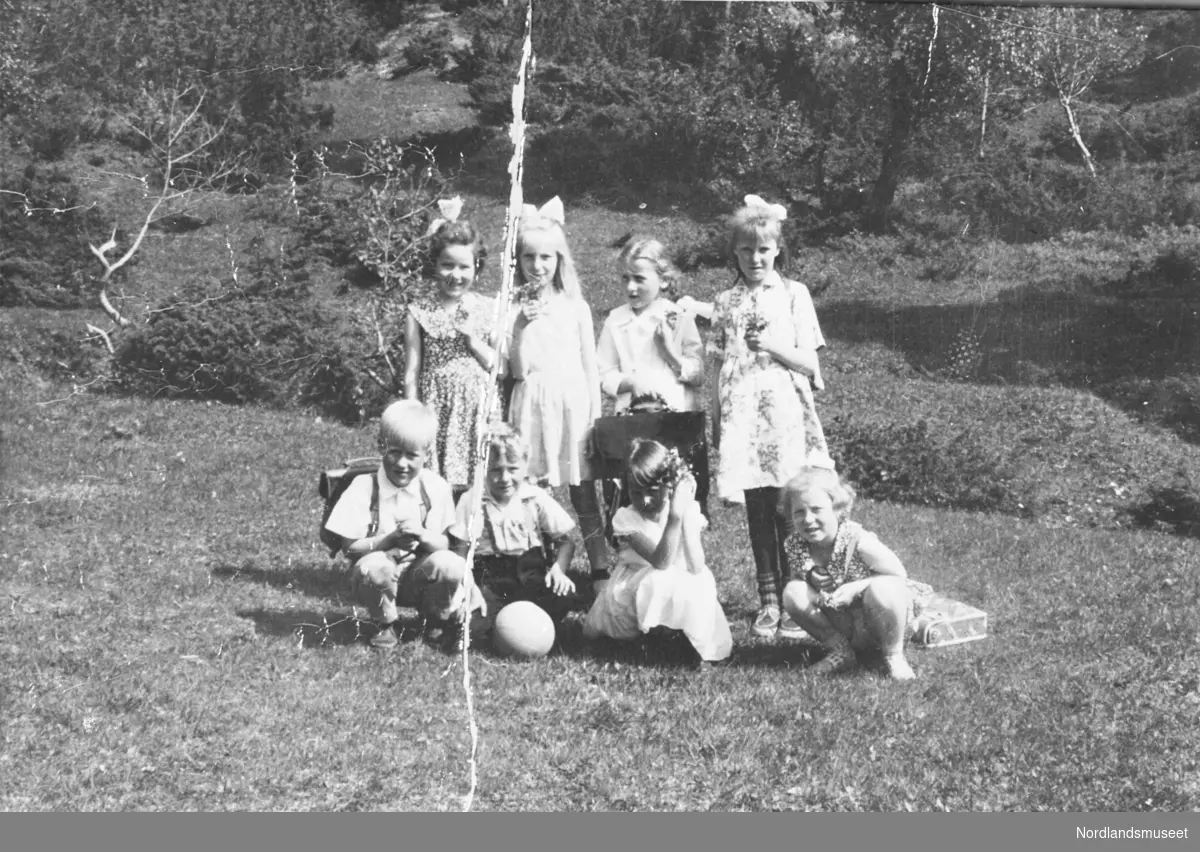 Skolebilde Kvarv, ca. 1962. Bak fra venstre: Nancy Larsen, Arna Bekken, Ella Normann og Ruth Henriksen. Fremme fra venstre: Jon Løkthaug, Asbjørn Jensen, Torgunn Pedersen og Kirsten Larsen.