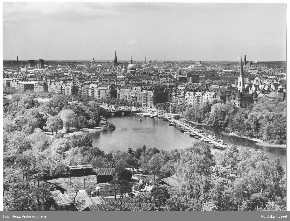 Stockholm. Utsikt från Skansen över Östermalm och Vasastan med Strandvägen och Djurgårdsbron i förgrunden.