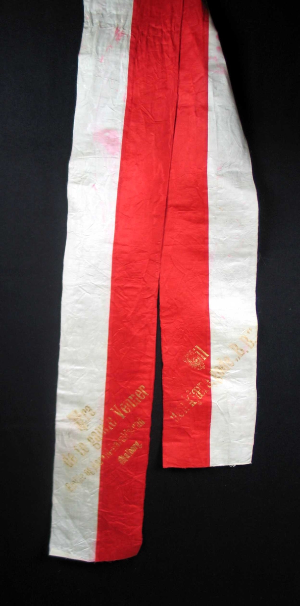 Begravelsessløyfe i svart, rød og hvit silke.