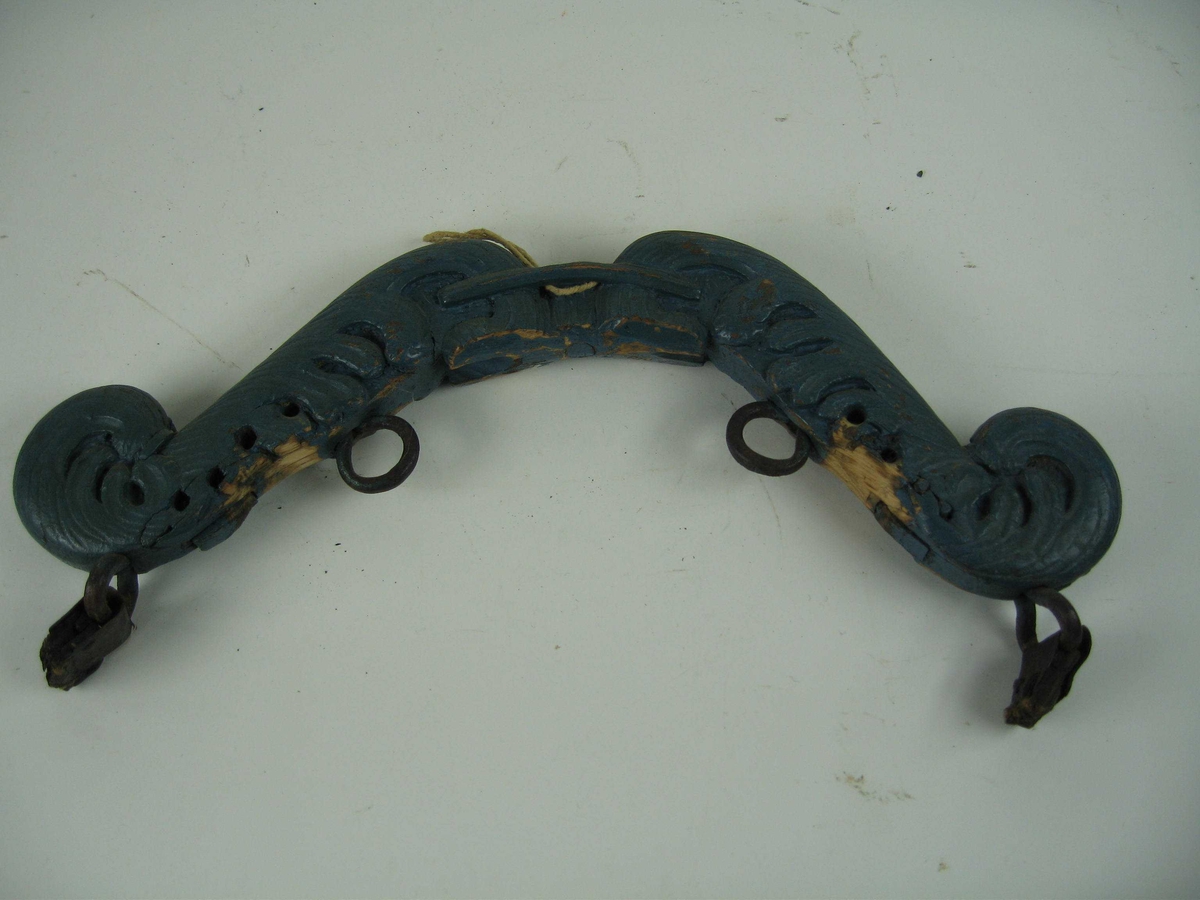 Høvre med treskurd med akantusskurd. Høvret mangler nakkestøttene.  Høvret er sekundært blitt malt blått.