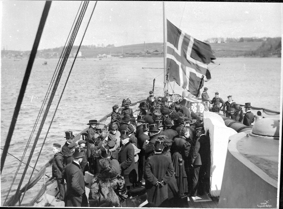 Panserskip, Norge, flagg, båre, folk