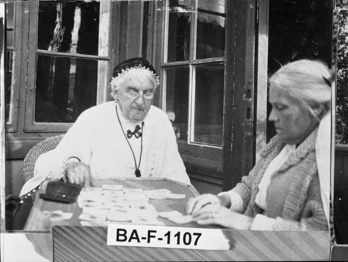 Fotomontasje i svart/hvitt rammet inn med glass og enkel trelist. Amatørbilder.