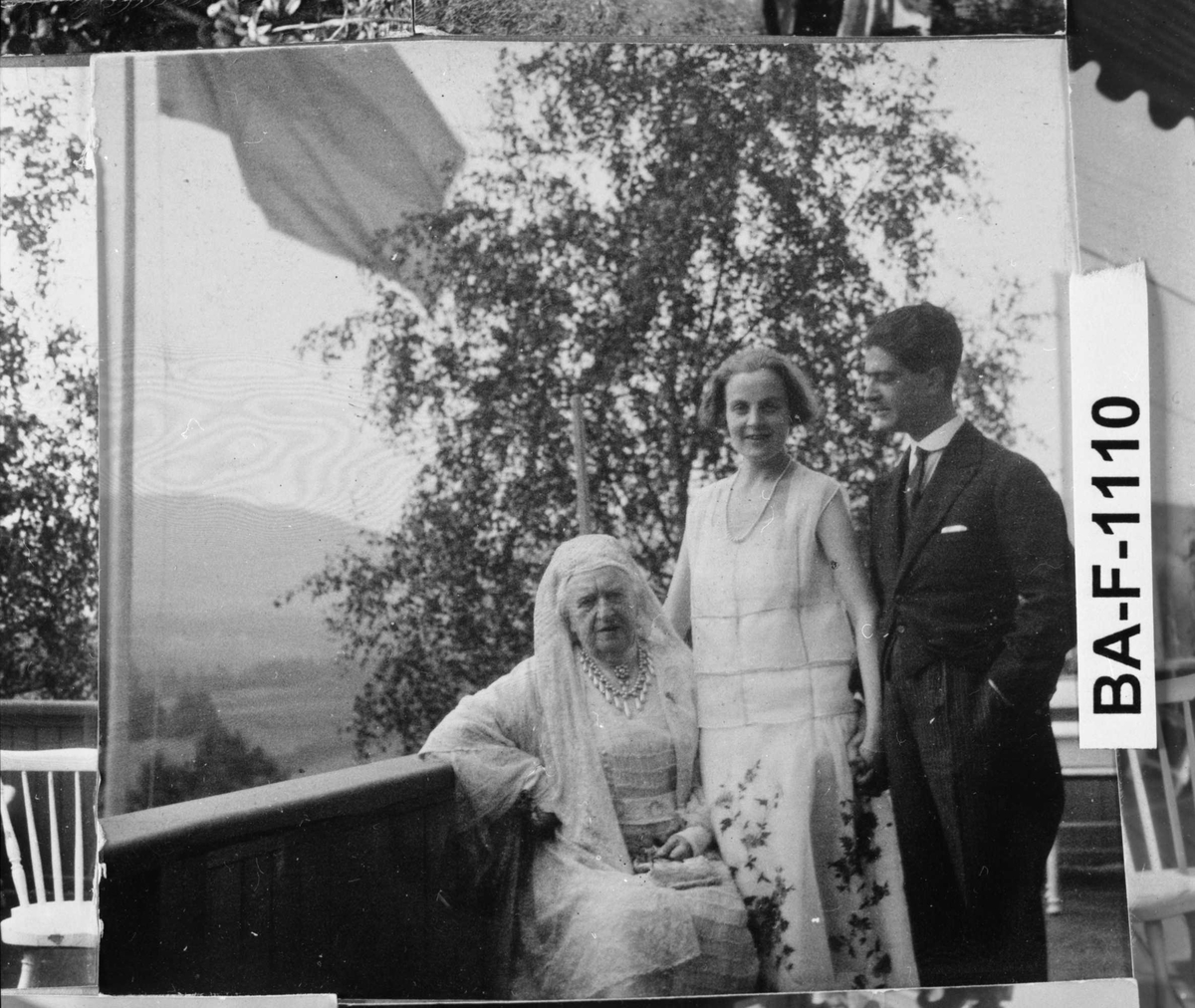 Fotomontasje i svart/hvitt rammet inn med glass og enkel trelist. Amatørbilder.