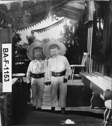 Fotomontasje, barn, stråhatt, veranda,