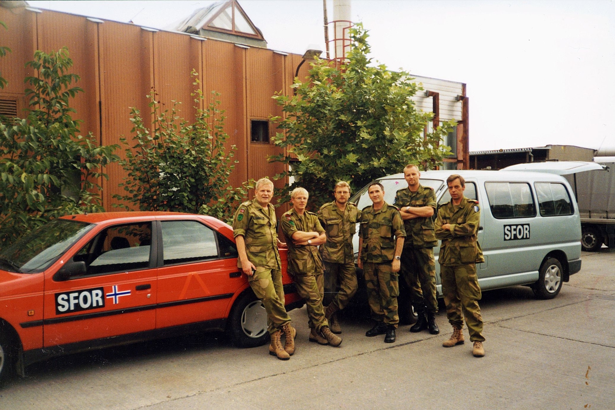 postkontor, eksteriør, feltpostkontor, Bosnia, SFOR III og IV, postfolk, fem menn står foran to biler  merket med SFOR og norsk flagg