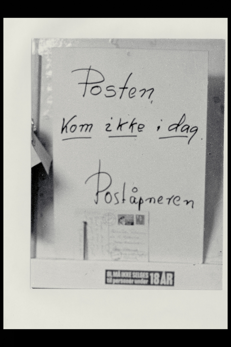 interiør, oppslag med tekst: "Posten kom ikke i dag" Poståpneren, posten i Nord