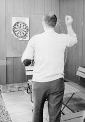postskolen, Granavolden, 1972, eksteriør, 1 mann, dartspill