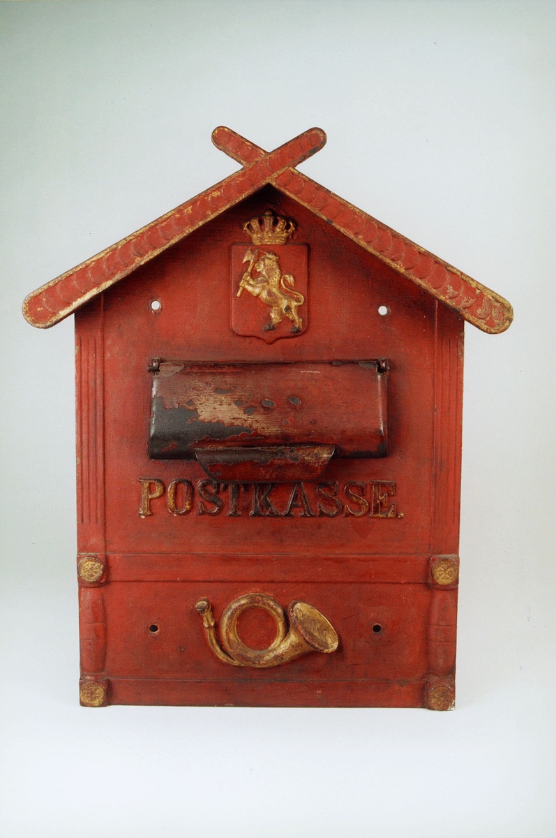 Postmuseet, gjenstander, postkasse, brevkasse, postinnkast formet som et hus, riksløve med krone, posthorn (postlogo), Postkasse.