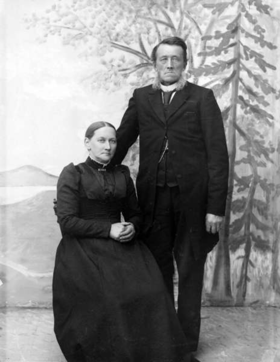 Pro: Paul Eilertsen Hvattum med kone Rønnaug, født Elstad. 30.04.1900. Gruppebilde, ektepar.