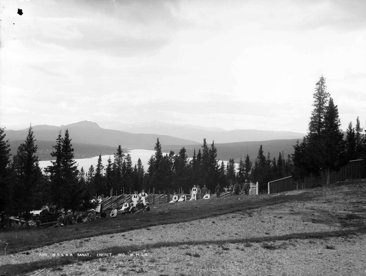 Udsigt fra Golaa (sanatorium) med gjester. 1/7 - 03. Innsjø, trær, fjellformasjoner
Gålåvatnet i bakgrunnen