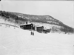 01.01.1908. Vinterparti med Byhrhagen. Gårdsbygninger, trekl