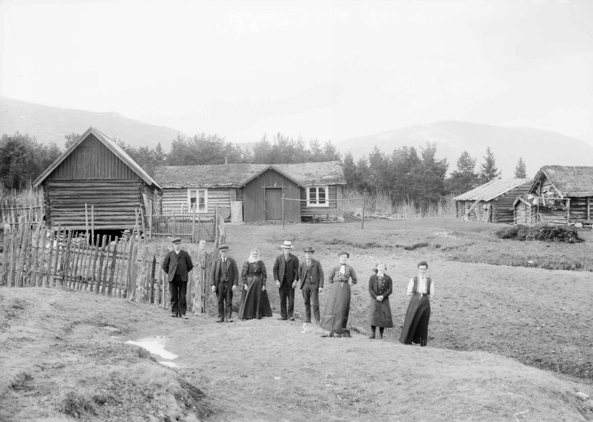 Antageligvis Ole Hansen Varpestuen, født 1858, gift med Marit Ellefsdatter Storøygard fra Heidal, f 1854. De bodde på Myrom i Ruste og fikk 10 barn.