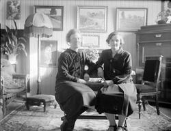 Interiør med to unge kvinner. Agnes og Erika.