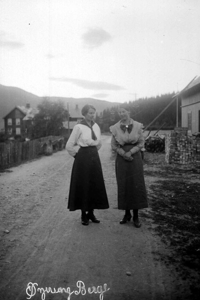 To kvinner i Fåvang sentrum