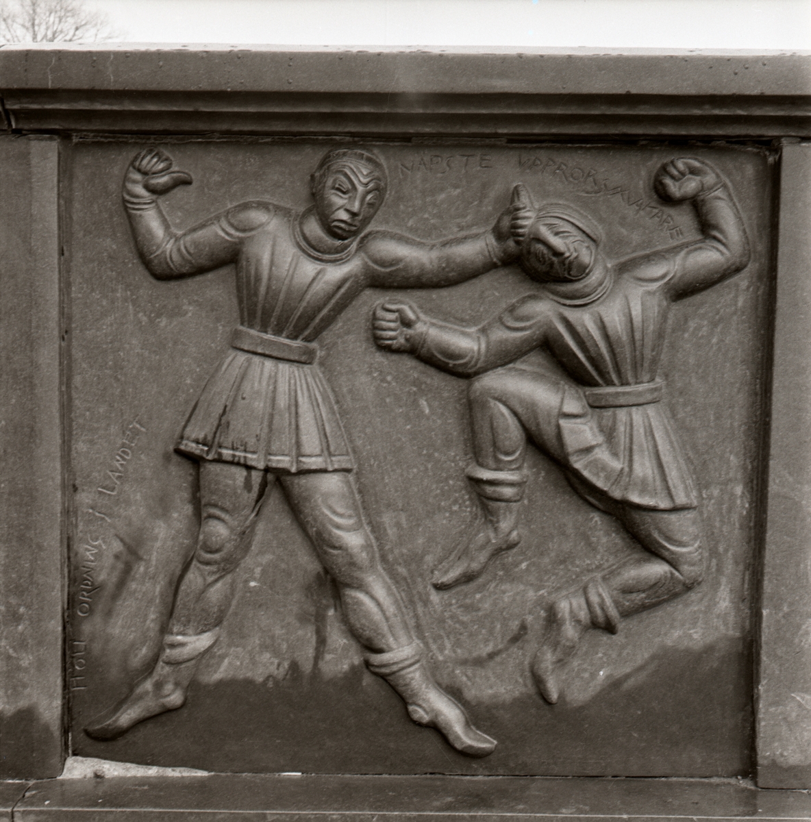 Detalj av sockeln på Folkungabrunnen: Birger Jarl 1200-1266 - reliefen visar Birger Jarl hålla ordning i landet.
Folkungabrunnen med Folke Filbyter, skulpturen uppförd av Carl Milles, invigdes 1927. Inspirationskälla till detta verk var Verner von Heidenstams roman Folkungaträdet, där Folkungaättens undergång skildras. Folke Filbyter - ättens stamfader - avbildas, när han till häst letar efter sin bortrövade sonson. Det 16 meter långa brunnskaret i svart granit, fungerande som en barriär mellan torget och gatan, återger med sina reliefer episoder ur Folkungatidens historia.
