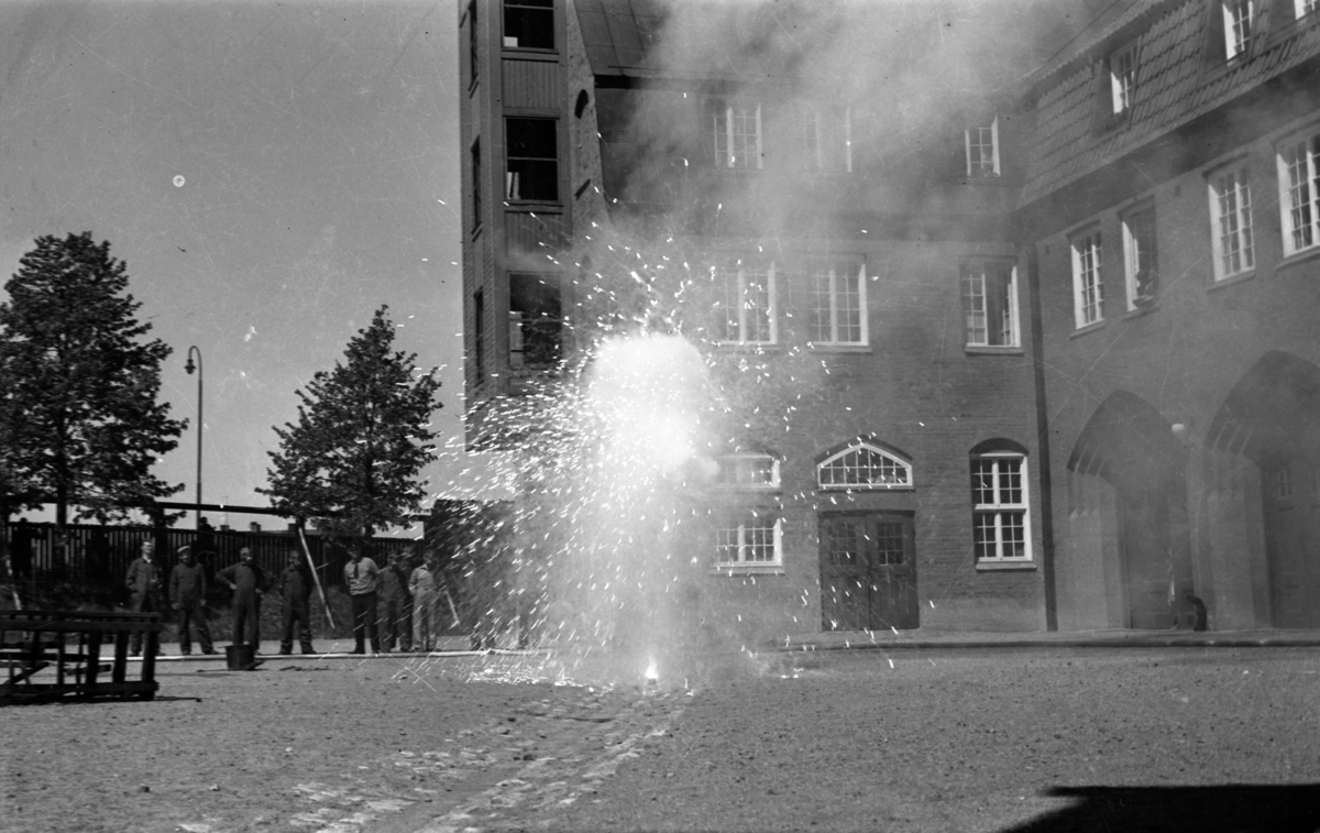 Brandbomb, 1 kg, exploderar i demonstrationssyfte. Hemvärnet hade kurs under namnet Om kriget kommer. En förberedelse för krig.