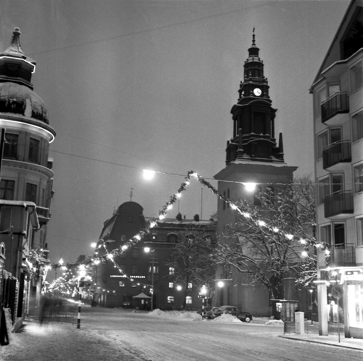Korsningen Storgatan/S:t Larsgatan. S:t Larsgatan i vinterskrud (Juletid)