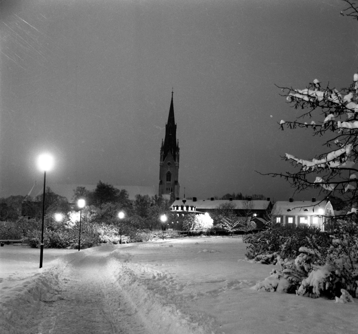 Museiparken en vinterkväll, sedd från Vasavägen. Domkyrkan i bakgrunden.