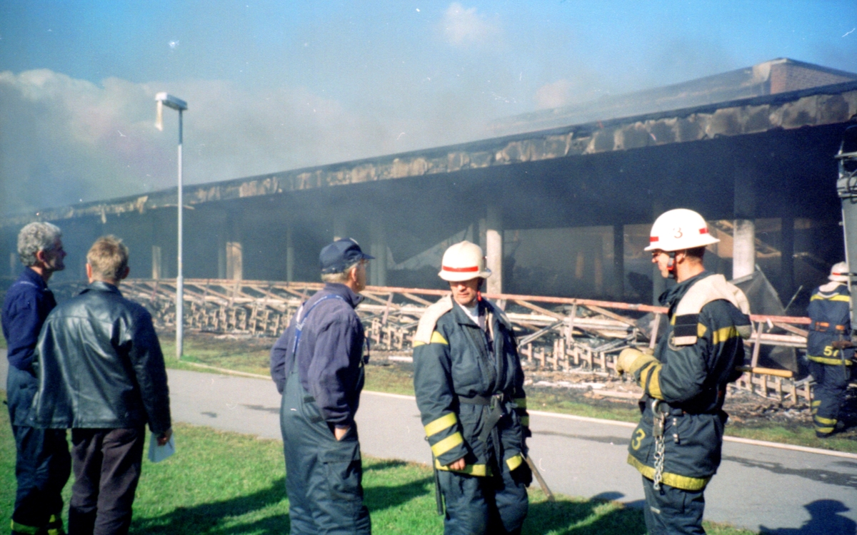 Branden av stadsbiblioteket i september 1996.
Stadsbiblioteket: Efter en arkitekttävling 1966 ritades och inreddes biblioteket av arkitekterna Bo Cederlöf och Carl-Ewert Ekström. Byggnaden öppnades för allmänheten 1973-11-03, men invigningen skedde först 1974-06-06. Natten mellan 20-21 september 1996 utbröt en brand och huvuddelen av biblioteket förstördes.