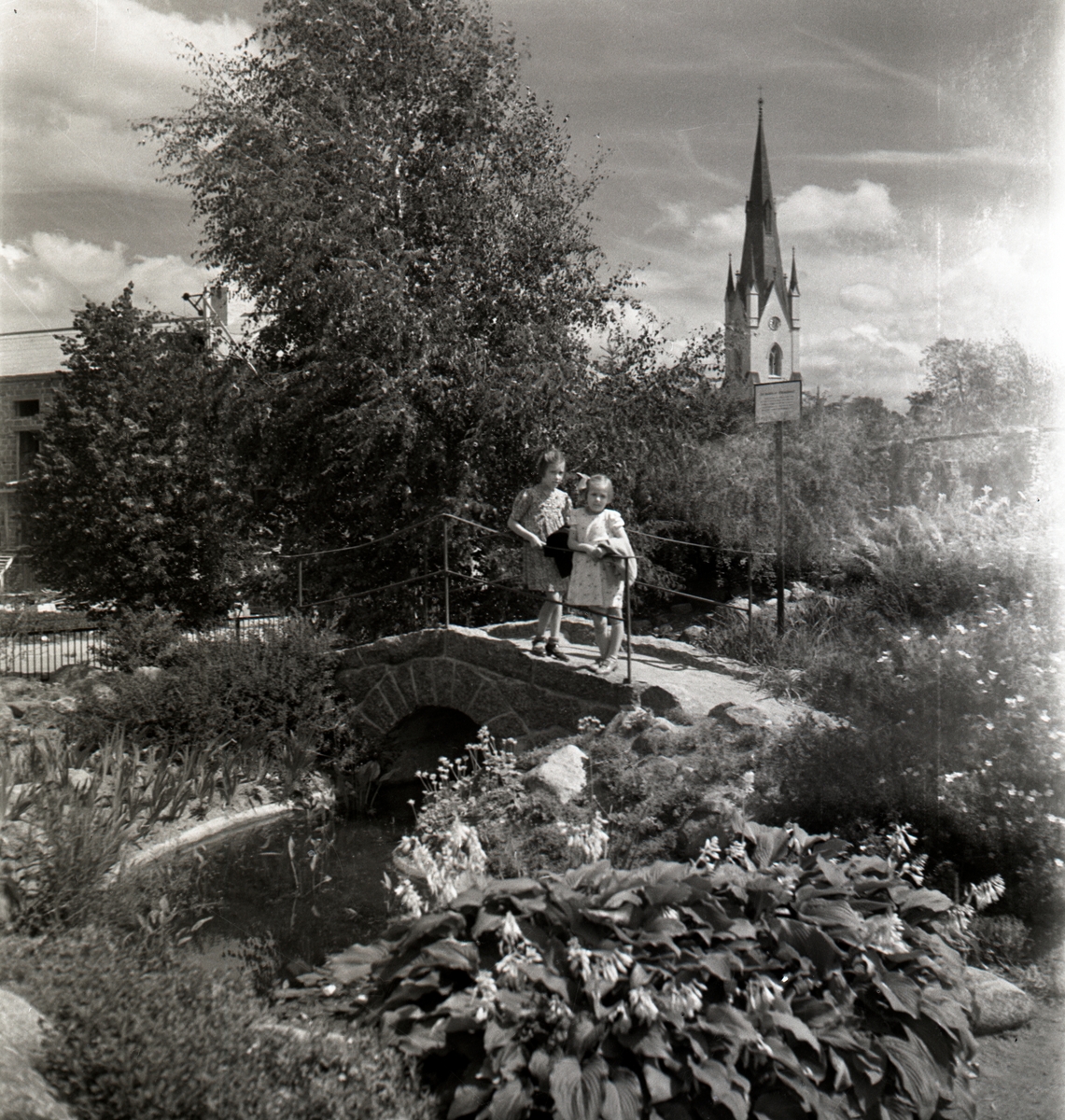 Parken vid Läroverket. Barn på stenbron.