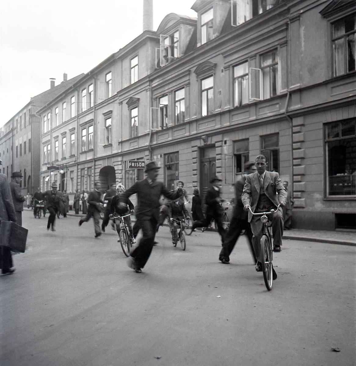 Nazistkravallerna. Upprorsmakarna springer mot järnvägsstationen för att samlas med de övriga nazistmotståndarna. Den 4-5 september 1943.