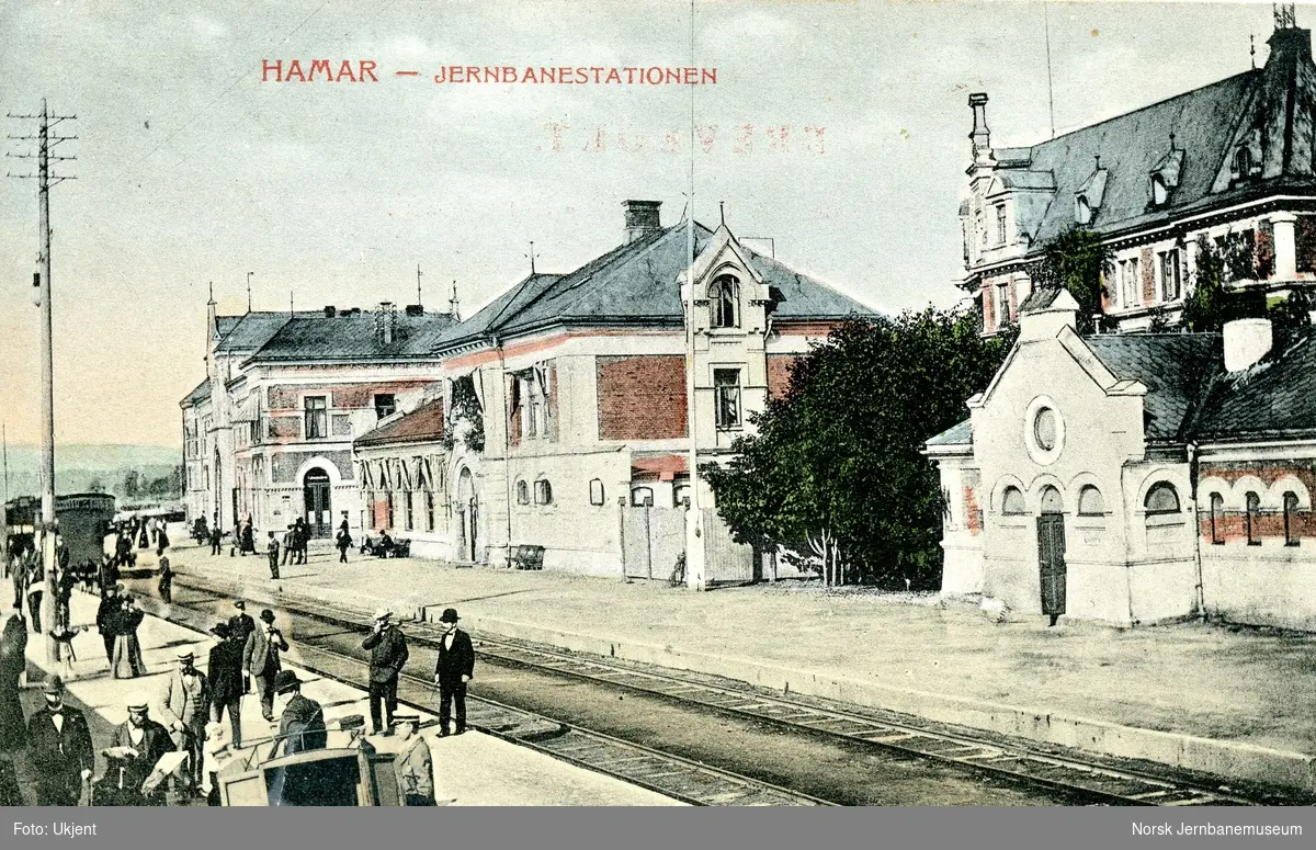 Hamar stasjon. Reisende og stasjonspersonale på plattformen