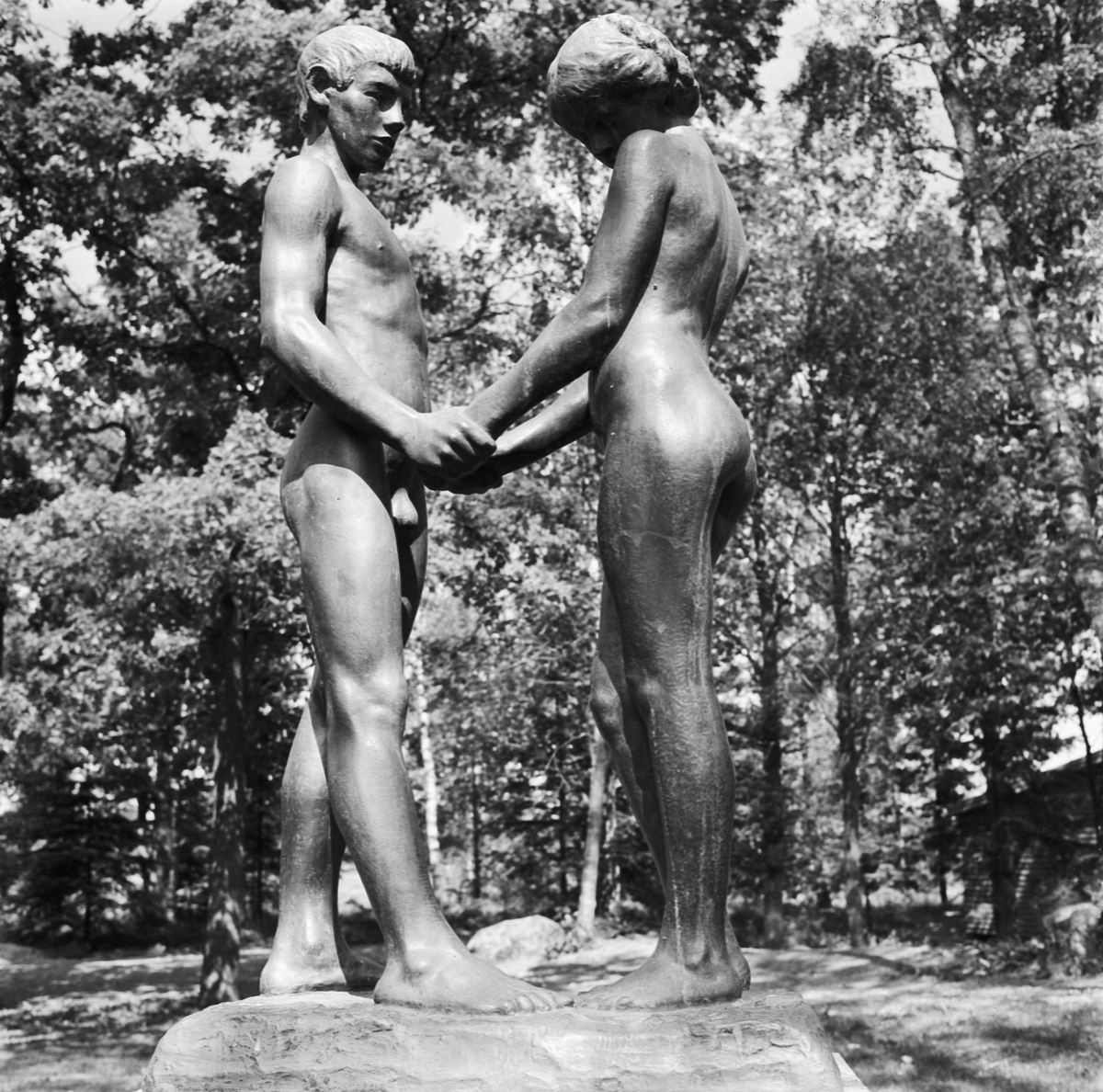 Skulpturen "Ungdom" av Carl Eldh, parken i Österby, Uppland 1969