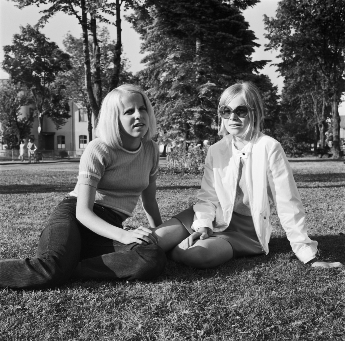 Ont om feriejobb, Inga-Maj Erixon och Ewa Wennelin, Uppland 1969 ...