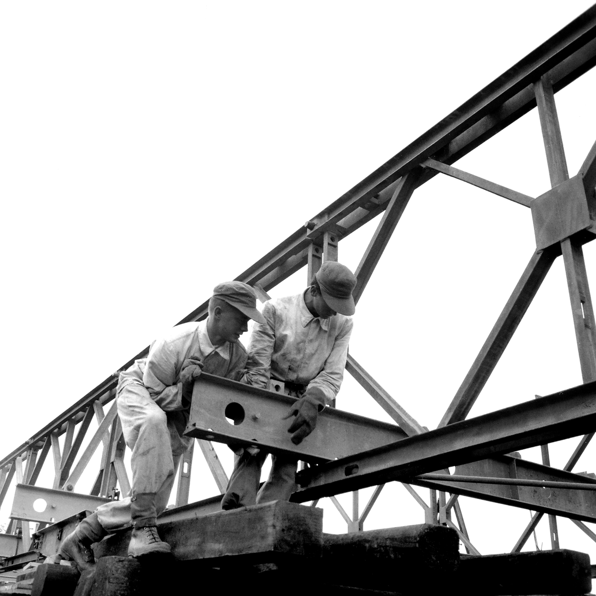 Militären bygger bro över Stångån i höjd med ASJ, 1959.