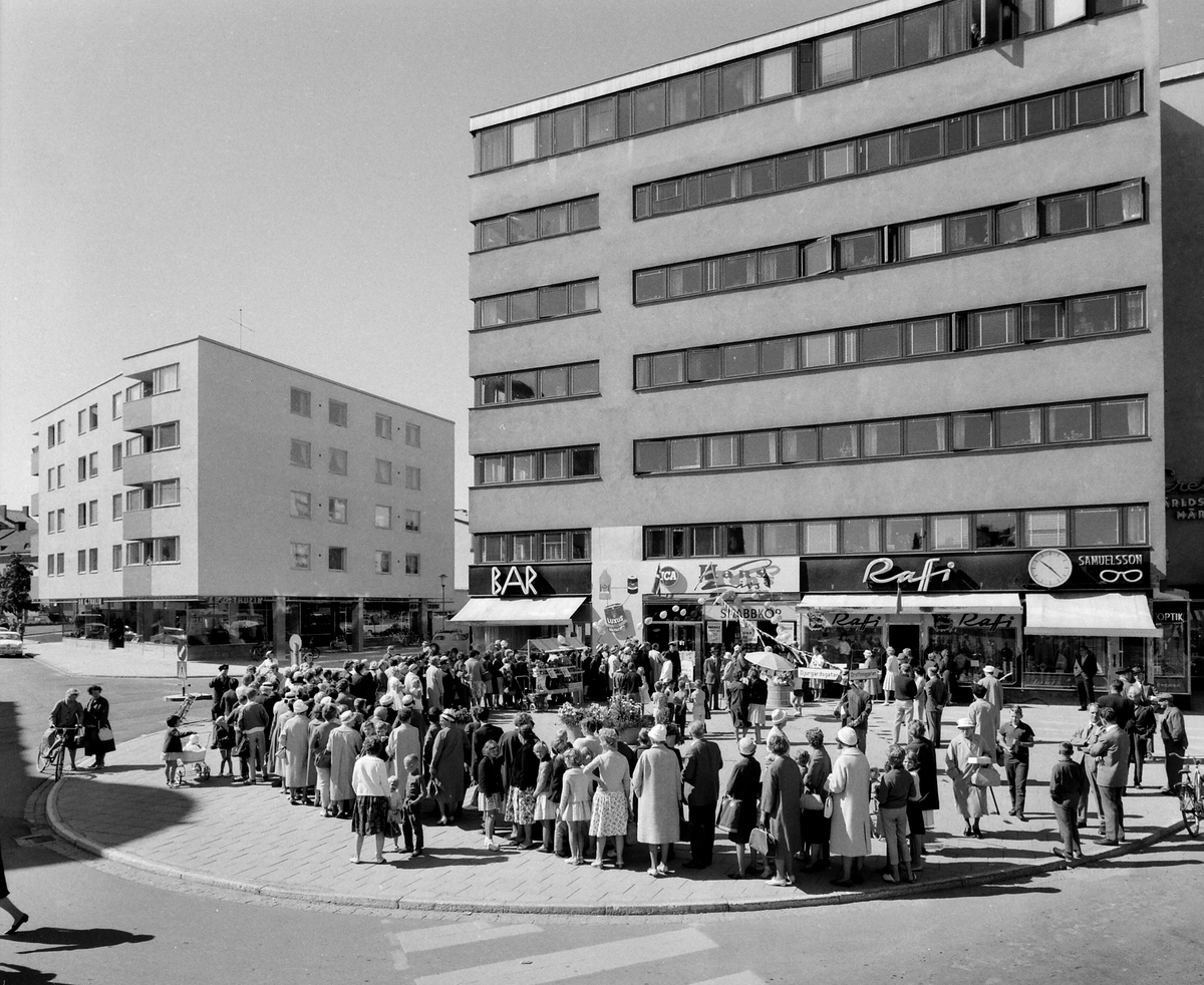 Festlig invigning av snabbköpet Hans Livs vid Djurgårdsgatan i Linköping. Året var 1962.