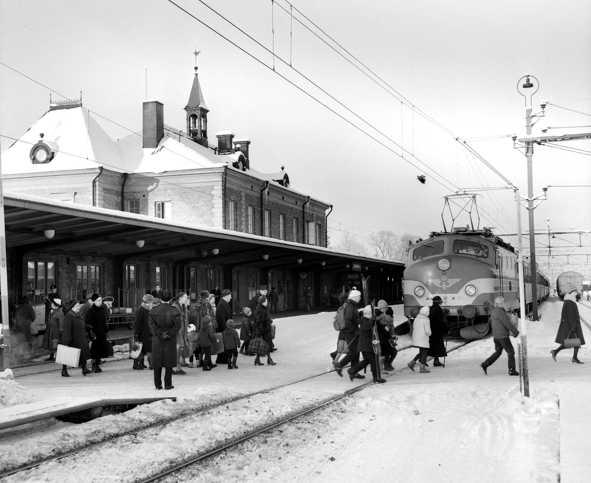 Vinterbild från Linköpings centralstation 1962.