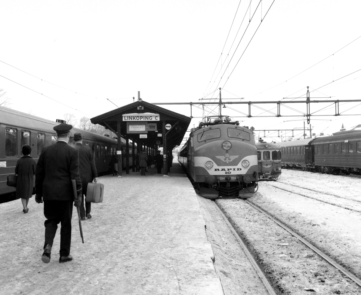 Linköpings centralstation 1963. Entusiasten noterar Rapid-loket som väntar på färd söderöver.