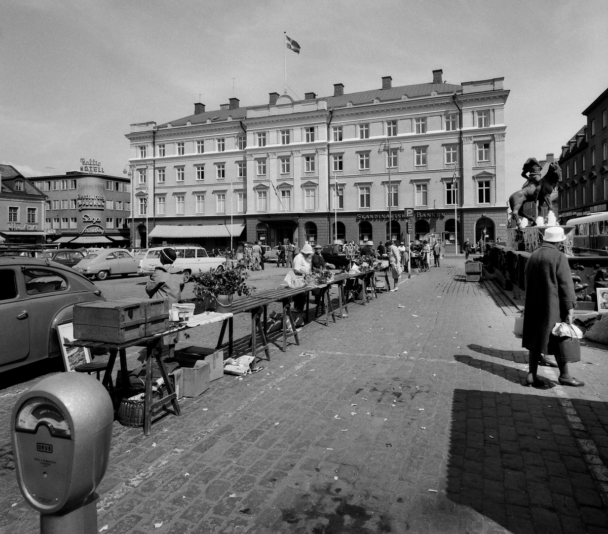 Exteriör Stora hotellet med torghandel på Stora torget, 1965.