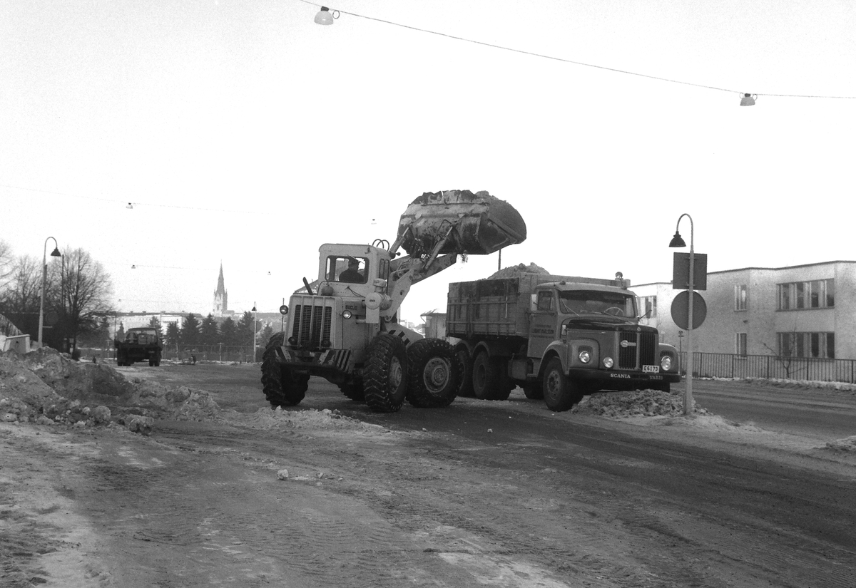 Snöröjning utanför Sankt Larsskolan vid Vistvägen - Brokindsleden, 1965.