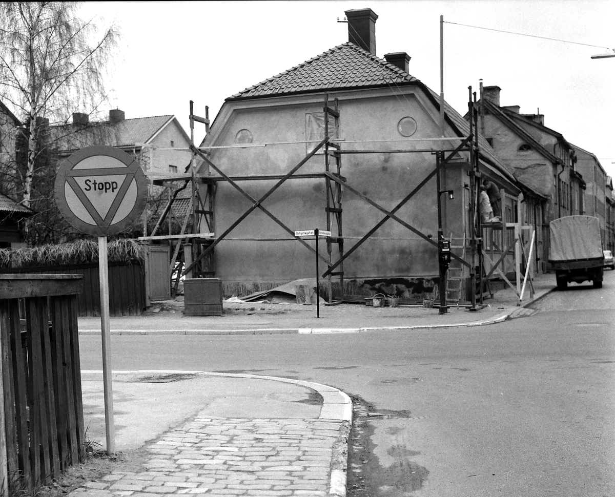 Byggnadsreparation på huset i korsningen Hunnebergsgatan och Östgötagatan, 1966.