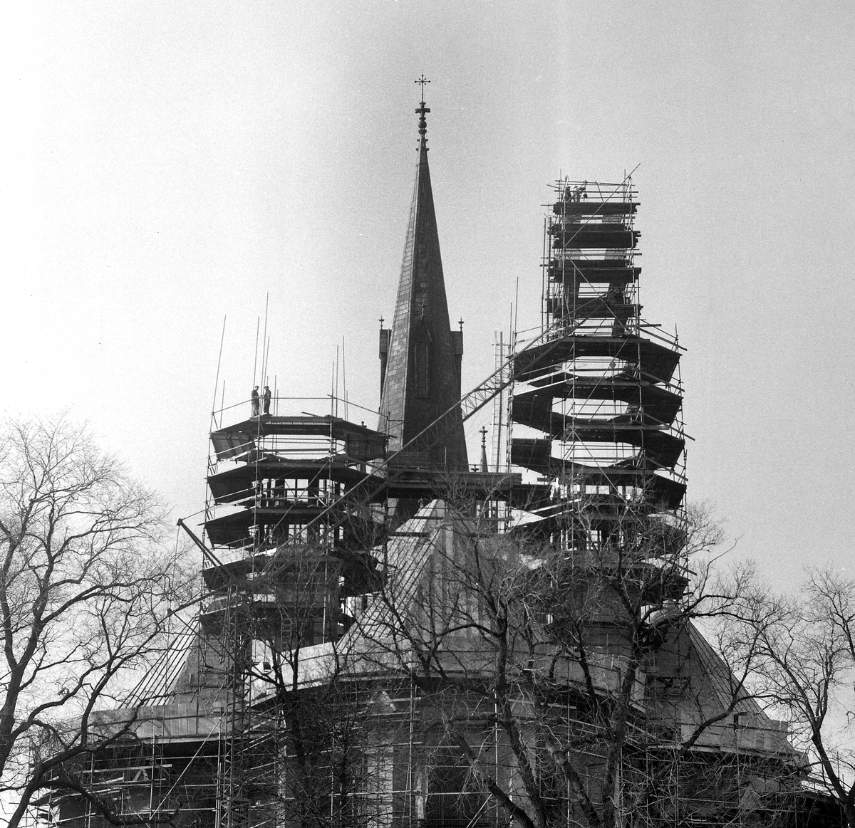Linköpings Domkyrka får två nya torn mot öster, 1966.