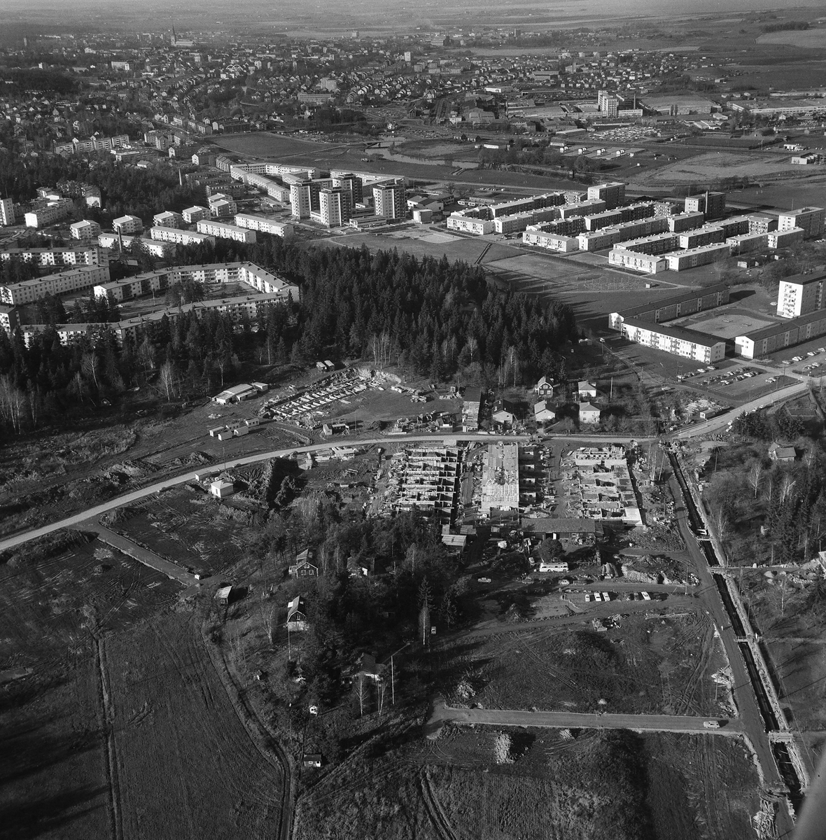 Första Lindsténshuset vid Duvkullen har börjat byggas vid Skogsgatan. På bilden syns Munkhagsgatan och Ådala kolloniområde , 1966.