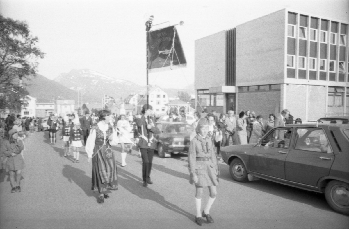 Sør-Troms og Vesterålens 19. skolemusikkstevne på Sortland 12. og 13 juni. 1976. Skolegata - hotellet til høyre.