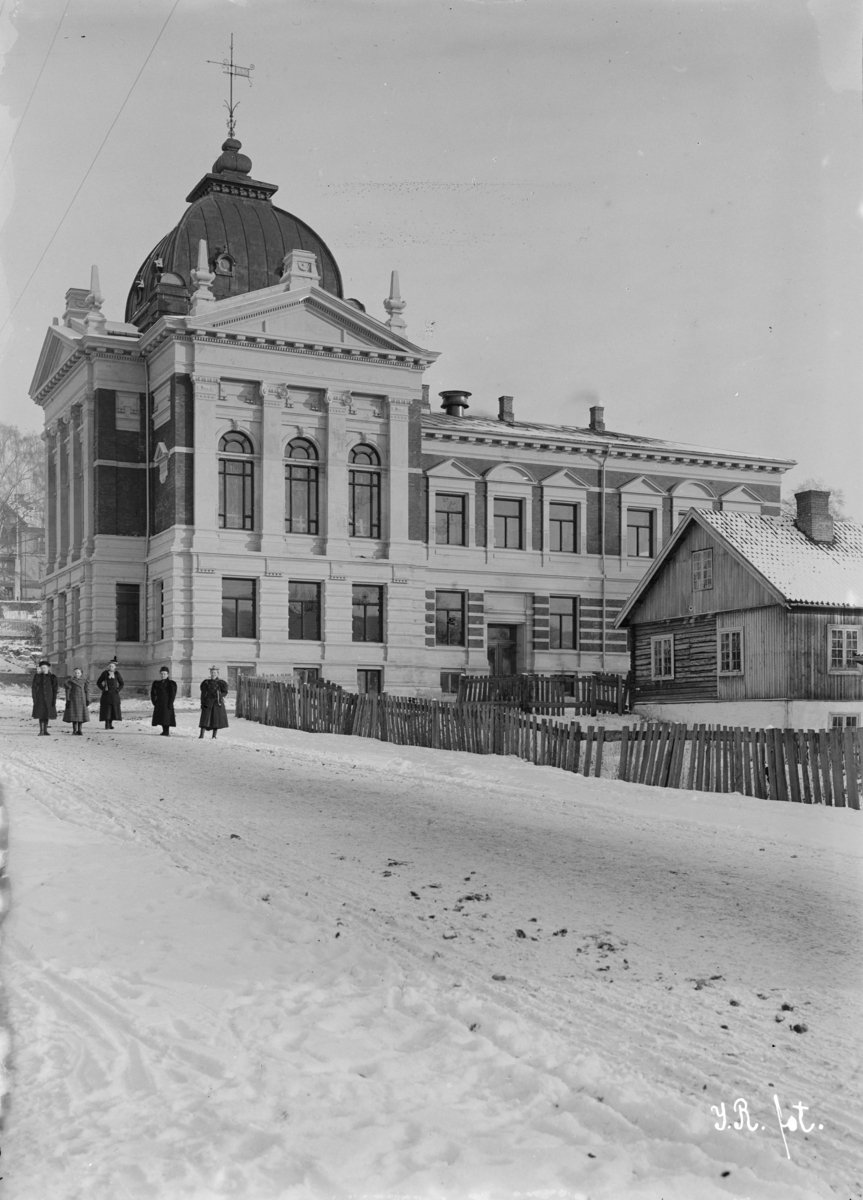 Lillehammer Sparebank med krysset Bankgata-Kirkegata, til høyre tømmerhuset i Kirkegata 42