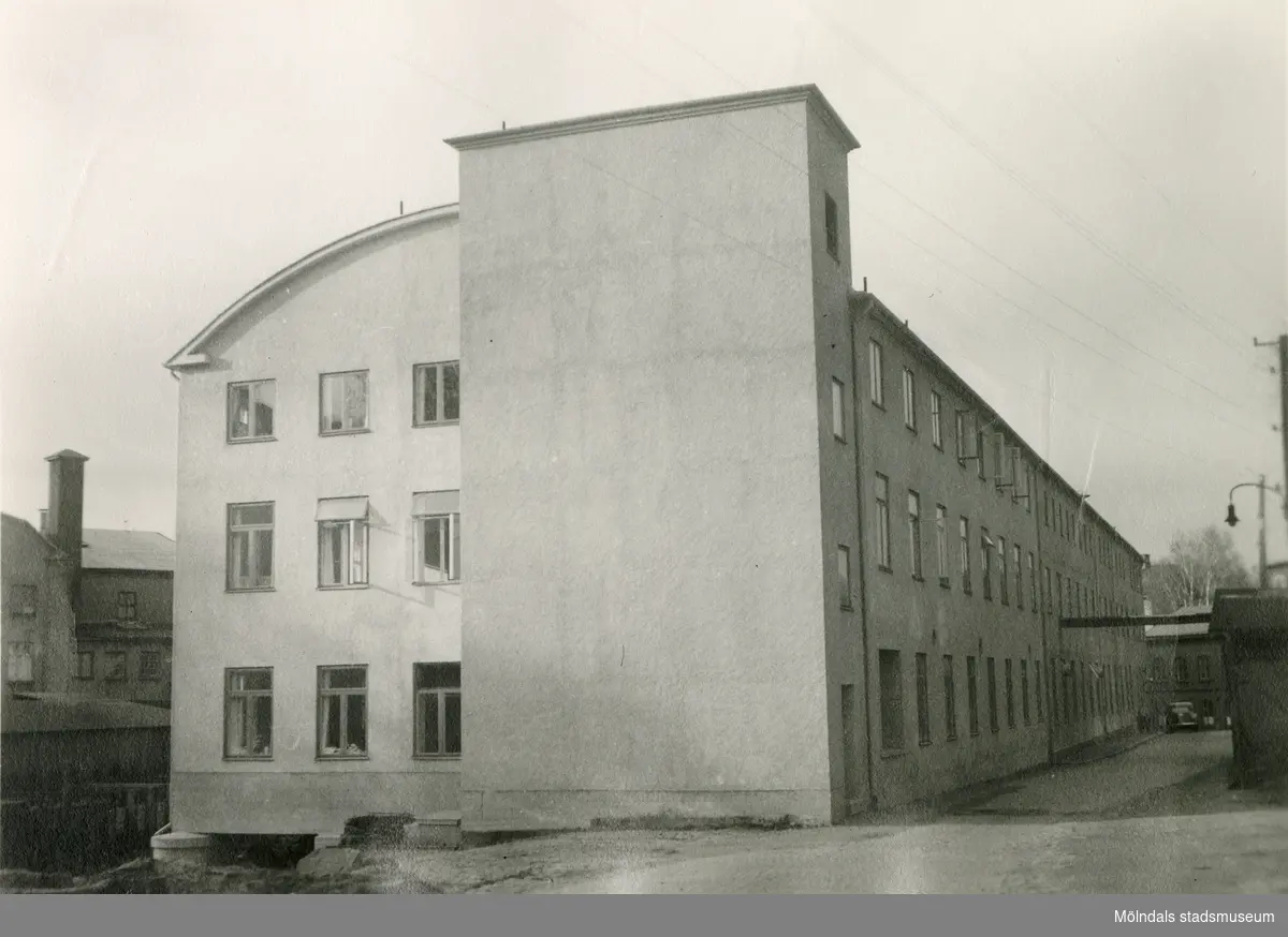 Vy österifrån på Viktor Samuelsons fabrik "Strumpan", omkring 1940. Till vänster om byggnaden rinner forsen och till höger Kvarnbygatan.