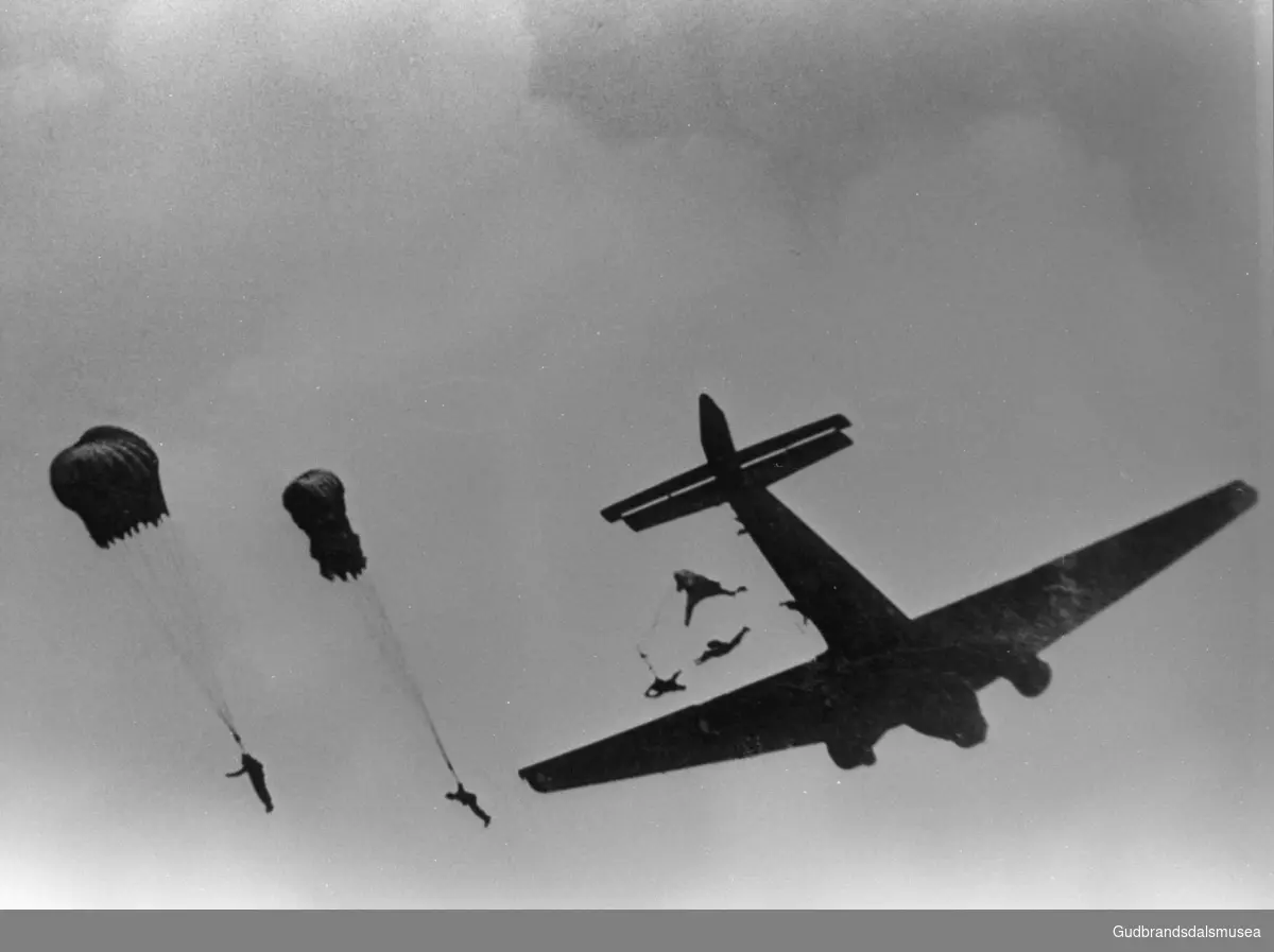 Fallskjermslipp av tyske soldater i områdene omkring Dombås i april 1940. Eit par av bilete viser Scmidts tropp som hopper ut ved Lie litt sør for Dombås og landa i området ved Hågåvollen. Eit bilete viser ein soldat som landa i området ved Fokstugu.